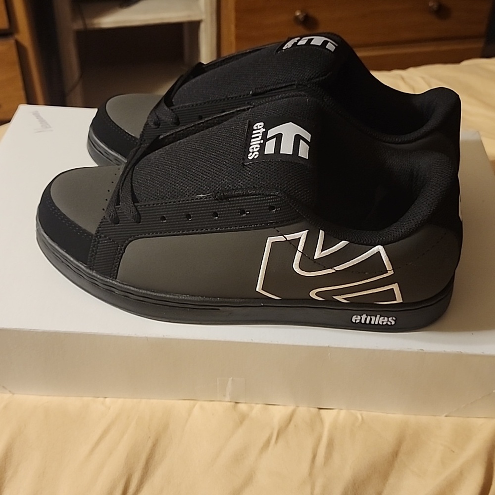 Etnies skate shoe